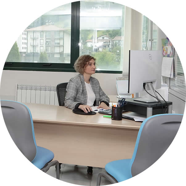 Esperientzia handia ekintzaileei eta langile autonomoei aholku ematen, sozietateak eratzen, enpresa bizitzan, eta sozietateak likidatzen